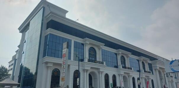 Omaxe chandni chowk Shop in sale image 4