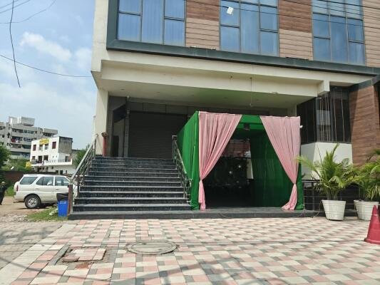 Showroom for Lease