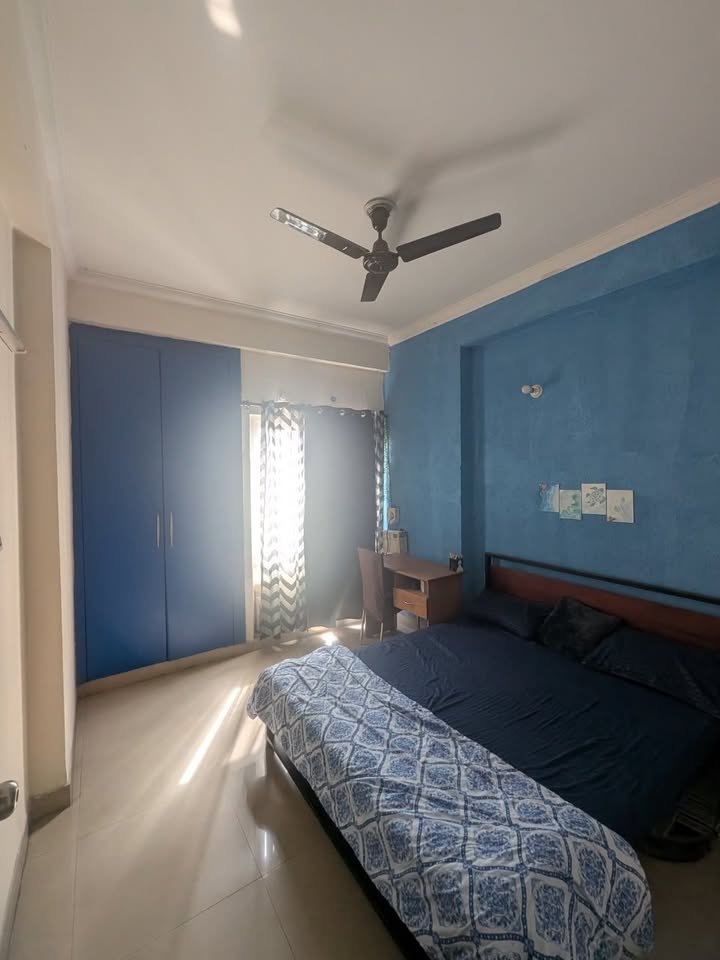 3 beds 2 baths Flat image 3