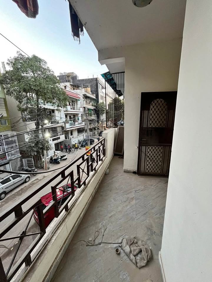 2 bhk semi furnished flat for rent in indirapuram