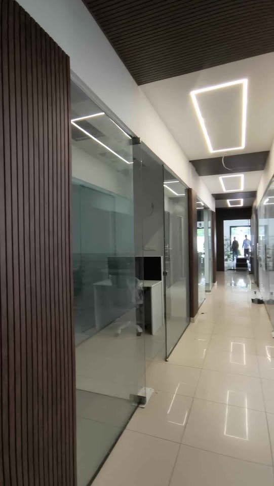 Office Space for Rent 6 Seats with Boss Cabin fully furnished image 5