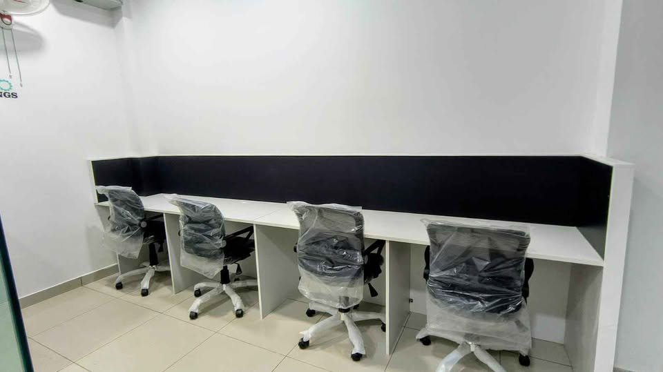 Office Space for Rent 6 Seats with Boss Cabin fully furnished image 4