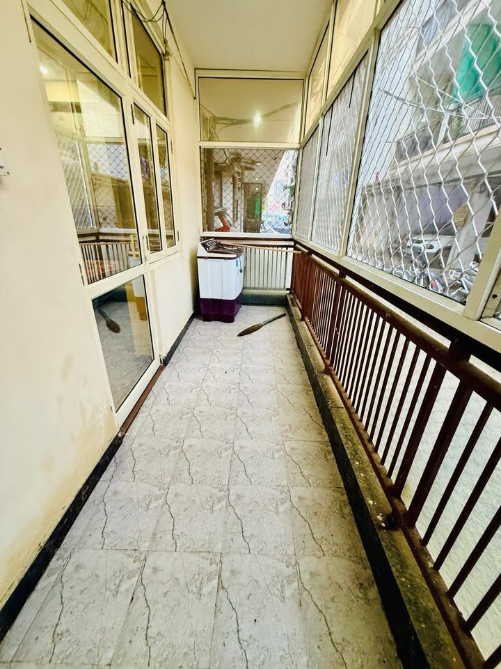 2 BHK fully furnished flat image 3